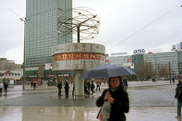 Berlin  Passantin vor der Weltzeituhr auf dem Alexanderplatz