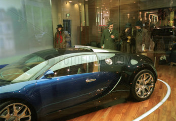 Berlin  Besucher betrachten eine Studie eines Bugatti Sportwagens