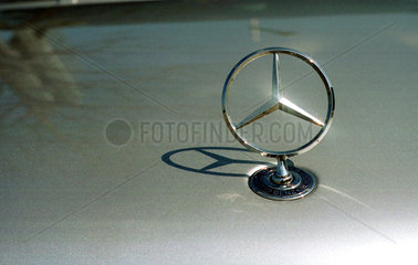Motorhaube mit Mercedes-Stern