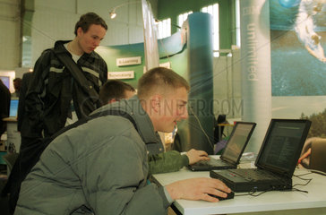 Berlin  Jugendliche surfen an Laptops im Internet