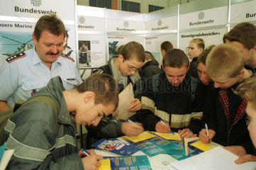Berlin  Jugendliche an einem Infostand der Bundeswehr