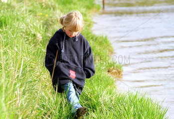 Misunde  ein kleines Maedchen geht am Ufer der Schlei spazieren