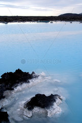 Island  Blick auf das natuerliche  geothermale Schwimmbad Blue Lagoon