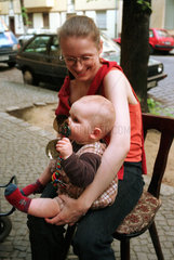 Mutter mit Kind in Neukoelln  Berlin  Deutschland