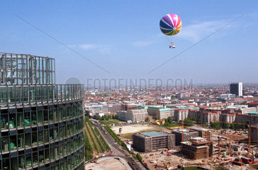 SAT.1 Ballon ueber dem Potsdamer Platz in Berlin  Deutschland