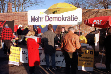 Infostand des Volksbegehren Mehr Demokratie in Berlin  Deutschland