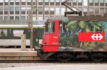 Bahnsteig mit wartender Lok der SBB  Hauptbahnhof Zuerich  Schweiz
