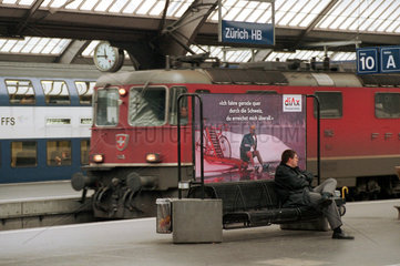 Bahnsteig mit einfahrender Lok der SBB  Hauptbahnhof Zuerich  Schweiz