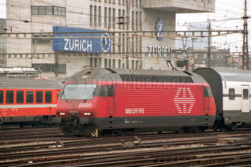 Gleisanlage mit einfahrender Lok der SBB  Hauptbahnhof Zuerich  Schweiz