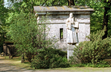 Statue von Martin Luther auf dem Dorotheenstaedtischen Friedhof in Berlin  Deutschland