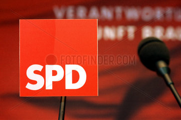 Emblem der SPD neben einem Mikrofon  Berlin  Deutschland