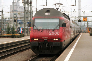 Bahnsteig mit einfahrender Lok der SBB  Hauptbahnhof Zuerich  Schweiz