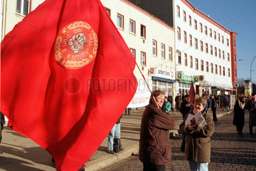 Mann mit Fahne des Bundes der Kommunisten bei Gedenkdemonstration in Berlin  Deutschland