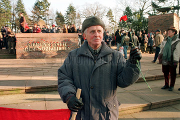 Luxemburg-Liebknecht Gedenkveranstaltung  Mann mit einer roten Nelke in der Hand  Berlin  Deutschland