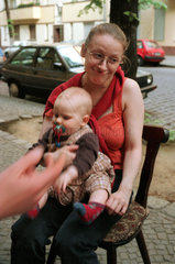 Mutter mit Kind in Neukoelln  Berlin  Deutschland