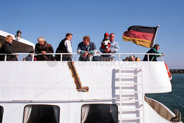 Ausflugsgaeste auf einem Schiff  Damp 2000  Deutschland