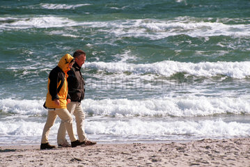Ein Paar geht am Strand von Damp 2000 spazieren  Deutschland