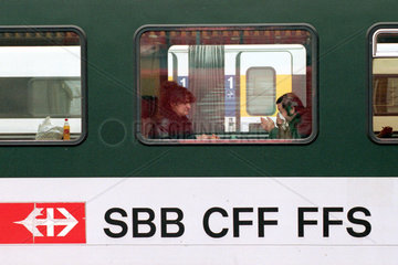Reisende in einem Waggon der SBB  Hauptbahnhof Zuerich  Schweiz