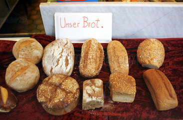 Brotlaibe in einem Schaufenster  Neustadt-Titisee  Deutschland