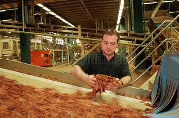 Ein Arbeiter im Philip Morris Werk Berlin-Neukoelln  Deutschland