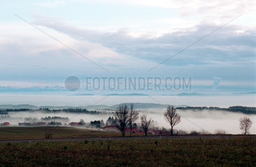 Ein Dorf im Schwarzwald vom Nebel bedeckt  Hoechenschwand  Deutschland
