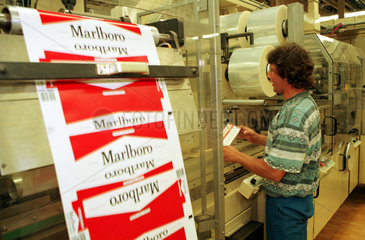 Ein Arbeiter im Philip Morris Werk Berlin-Neukoelln  Deutschland