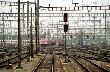 Gleisanlagen mit drei einfahrenden Loks der SBB  Hauptbahnhof Zuerich  Schweiz