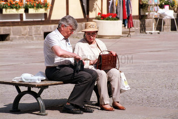 Rentnerpaar auf einer Sitzbank in Quedlinburg  Deutschland