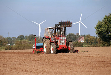 Ein Landwirt pfluegt mit seinem Traktor ein Feld  Schoenhagen  Deutschland