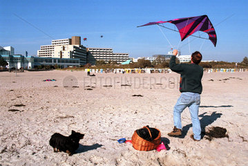 ein Mann laesst am Strand von Damp 2000 einen Drachen steigen  Deutschland