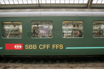Reisende in einem Waggon der SBB  Hauptbahnhof Zuerich  Schweiz