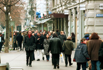 Menschen in der Einkaufspassage der Zuericher Bahnhofstrasse  Schweiz