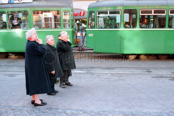 Drei alte Damen stehen neben einer Strassenbahn und wundern sich  Basel  Schweiz