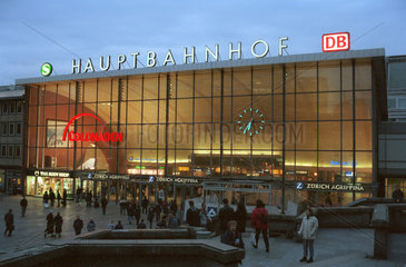 Blick auf den Hauptbahnhof in Koeln  Deutschland