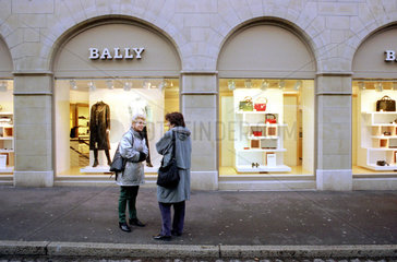 Fussgaenger vor einem Geschaeft des Labels Bally  Basel  Schweiz