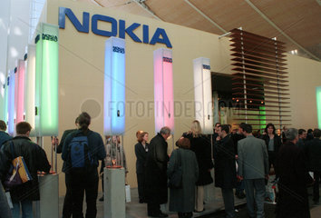 Besucher der CeBIT 2001 am Stand des finnischen Telefonherstellers Nokia  Hannover  Deutschland