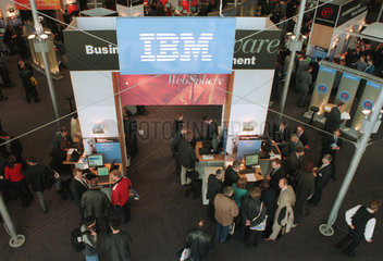 Besucher der CeBIT 2001 am Stand des Software- und Hardwareherstellers IBM  Hannover  Deutschland