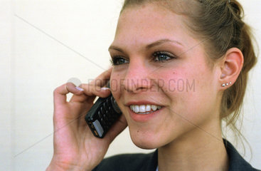 CeBIT 2001  eine junge Frau telefoniert mit einem Handy am Stand des finnischen Telefonherstellers Nokia  Hannover  Deutschland