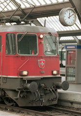 Bahnsteig mit wartender Lok der SBB  Hauptbahnhof Zuerich  Schweiz
