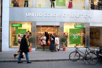 Fussgaenger vor einem Geschaeft des Labels United Colors of Benetton  Basel  Schweiz