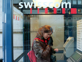 Frau in einer Swisscom Telefonzelle  Basel  Schweiz