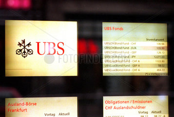 Logo der UBS mit Informationen zur Auslandboerse in der Zuericher Bahnhofstrasse  Schweiz