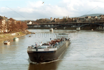 Ein Binnenschiff auf dem Rhein  Basel  Schweiz