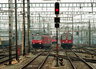 Gleisanlagen mit drei einfahrenden Loks der SBB  Hauptbahnhof Zuerich  Schweiz
