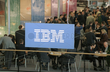 CeBIT 2001  unter dem Logo des Software- und Hardwareherstellers IBM sitzen Geschaeftspartner beisammen  Hannover  Deutschland