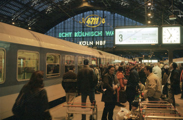Reisende besteigen einen Zug im Koelner Hauptbahnhof  Deutschland