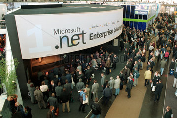 Besucher der CeBIT 2001 am Stand des Softwareherstellers Microsoft  Hannover  Deutschland
