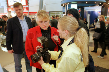 Besucher der CeBIT 2001 informiernen sich am Stand des japanischen Kameraherstellers Nikon  Hannover  Deutschland