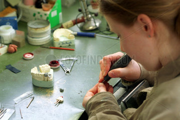 Berlin  Zahntechnikerin in einem Dentallabor