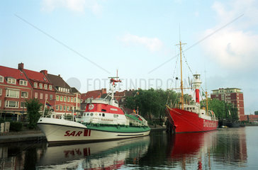 Emden  Stadtansicht mit zwei Museumsschiffen in der Innenstadt